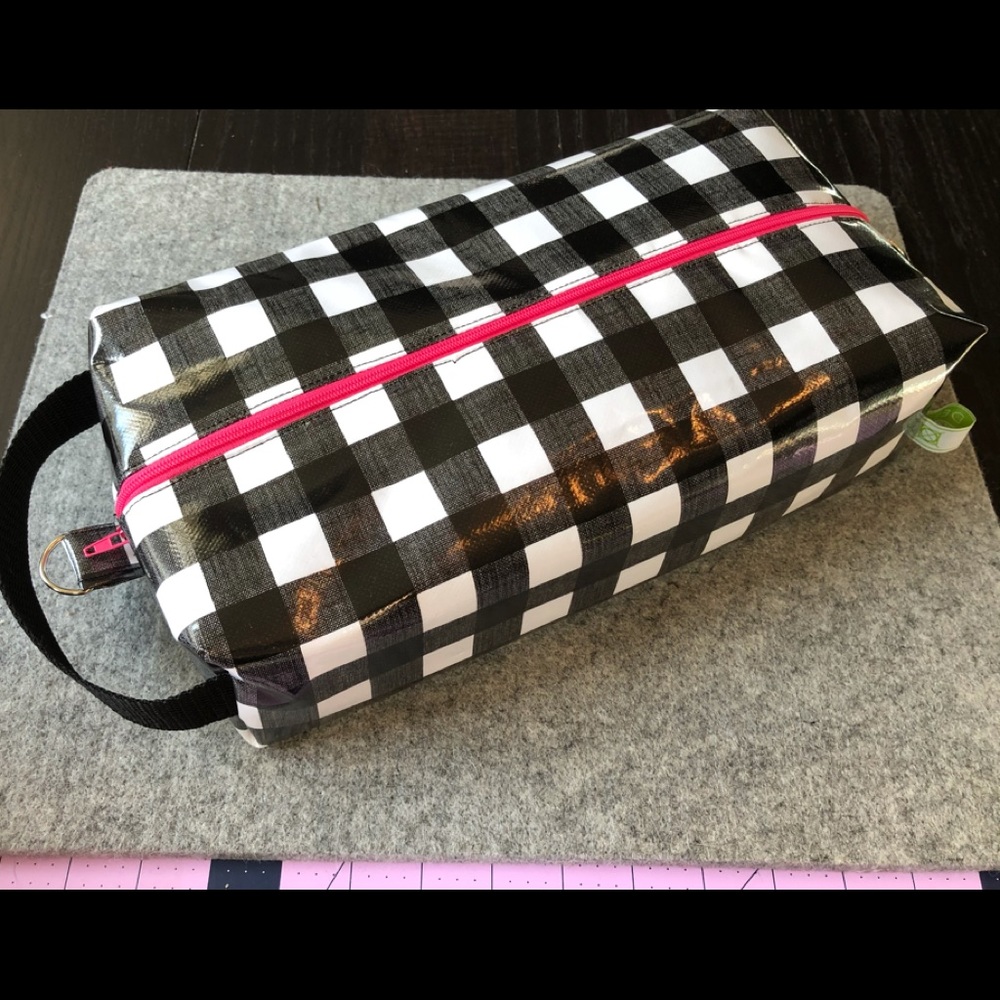 Vinyl Dopp Kit